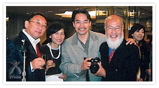 ダヴィンチの研究家でもある首藤尚丈氏（左端）。右はホリスティック医療で著名な寺山心一翁氏