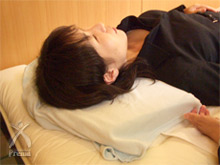 知恵ピロー・楽枕万能：枕の高さと首の角度がフィットして、背筋まっすぐ！寝起きもさっぱり！