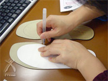 知恵ウォーカー：かかとを揃えて、ペンで型紙の形をインソールに描き写す