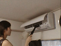 掃除機でエアコン内部のほこりを取る