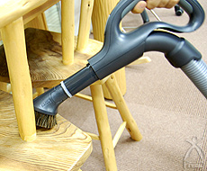 机や椅子の上のちょっとしたホコリもブラシノズルで簡単お掃除。
