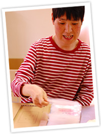 やまぶき共同作業所にラベル貼りをお願いしています。