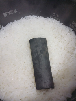 炊飯器に一緒に入れた竹備長の画像