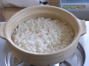 精米したてのお米を土鍋で炊く