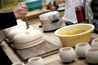 100年続く、瀬戸焼の伝統工房で丁寧に手作り