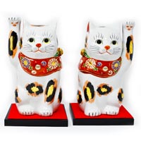 アポロシン招き猫 特大 三毛（右） 飾り台付き 高さ約228×横120×奥行125mm