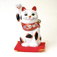 アポロシン招き猫 大 三毛（右） 高さ約145×横80×奥行65（mm）