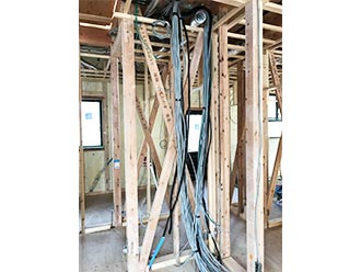 壁の中を通る屋内配線。コンセントやスイッチがついている壁には屋内配線が通っているので壁から高い電場が発生していることも。