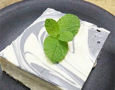 野州麻紙工房さん併設の「cafeぎゃらりー納屋」限定　麻炭入りチーズケーキ