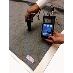 アースなしで電場測定中