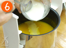 すーぷじまんの調理が終わったら、フタを開けてミルクを注ぎ、塩こしょうで味を整えます。