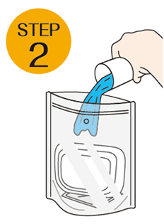 発熱剤の上に食材を乗せ、袋の中に水（約80～120cc)を注ぎます。(水が量れない場合には、発熱剤が入った袋に半分ほどを目安に）水は川水や雨水でも可。