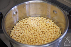十分に吸水された大豆は鍋の水位もすりきれくらいが適量