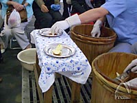 杉樽に残った果物を試食中