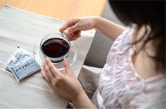 そのままお湯に溶かすだけで、おいしい羅漢果茶に!