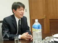 月のしずく:「水は生き物なのです」と語る重岡専務