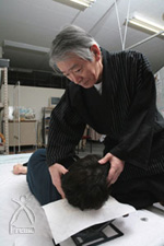 木村仁先生が施術を行っている写真
