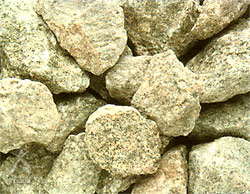 麦飯石：多孔性の石