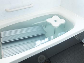 風呂椅子や洗面器などを浴槽に浸けておくと、一緒に汚れを落とすことができて便利です。