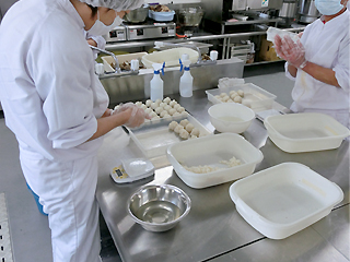 酢飯を作り、計量してまとめます。