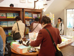 地雷ではなく花をください：玄関を入ったところは絵本などが並ぶショップ