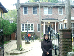 地雷ではなく花をください：最後は洋館のまでお決まりのパチリ♪