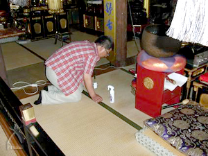 初めての拭き上げ。建造から350年も経つ由緒正しいこのお寺。大風が吹くと、天井からススが降ってくるそうです。