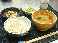 手前：えんどう豆ごはん・若竹の味噌汁、左奥：えんどう豆のあられ煮、右奥：春の胡麻醤油和え
