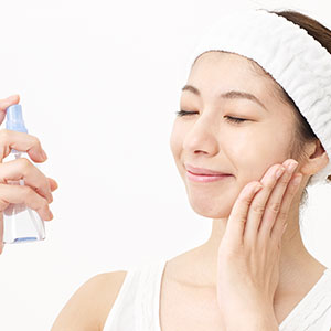 ほてりが落ち着いたら、化粧水などでたっぷり保湿をします。パッティングなど刺激にならないようやさしく肌にのせましょう。たっぷり補給することをお勧めします。乾きそうになったら「プレマアクア」で作った化粧水を随時スプレーしてください。