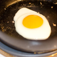 ソーサリーだと余熱だけで卵が3個も焼けちゃう!