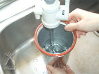 センチュリアン：「センチュリアン」の下部容器を水道水で軽く洗います