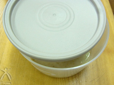 蓋をちょっと開けて1週間~10日ほど熟成させます