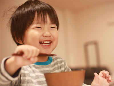 子どもがおいしそうに食べてる