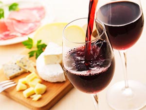 赤ワインをたくさん飲む人は健康？