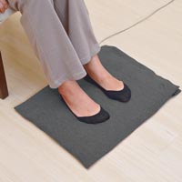 三井温熱の温感ジェルマット「ミオン」を足下に敷いてぬくぬく