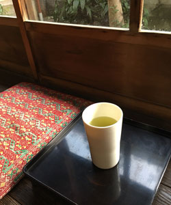 スタッフ村上宅の縁側ではタンブラーでティータイム