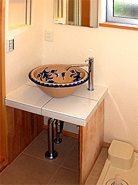 洗面所の洗面ボウルはお洒落なスペイン陶器。床も大判タイルでお手入れ楽々。