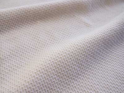 凹凸のあるワッフル編みの生地にも見えますが、裏返すとリブ編みっぽい、見慣れない編立てです