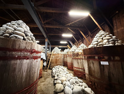 余分な空気が入らないよう職人が淡々と味噌のたねを仕込んでいきます。一見単純に見える作業でも、これが八丁味噌の基礎。石積みを支える土台となる仕込みは、経験を積んだ職人だからなせる技です。出来上がった土台のうえに、石を「積む」。