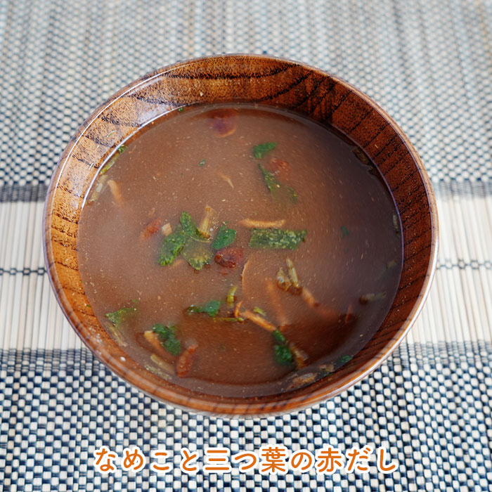 なめこと三つ葉の赤だし