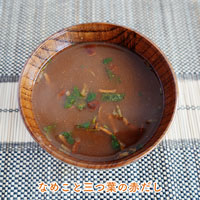 なめこと三つ葉の赤だし