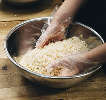 味噌仕込み：大豆を蒸して潰して、塩切りした米糀と合わせる