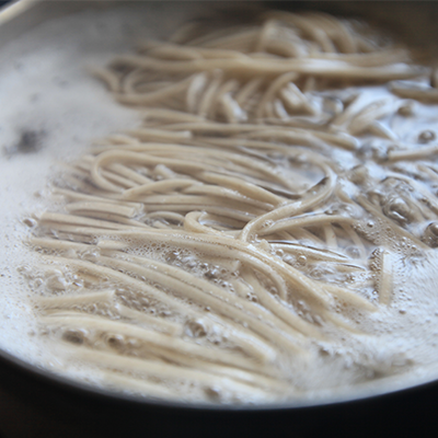 湯がきたての日本蕎麦