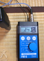 一般住宅の2階床面の電磁波 .24