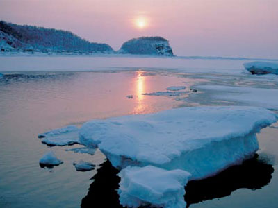 オホーツク海の流氷と夕日