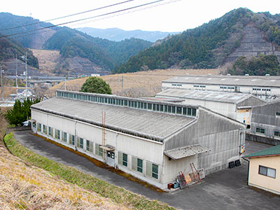 ハートの工場は自然豊かな高知県の山奥にあります。自然素材を扱うからこそ、余計な電力を使わず、環境に配慮したものづくりを行っています。