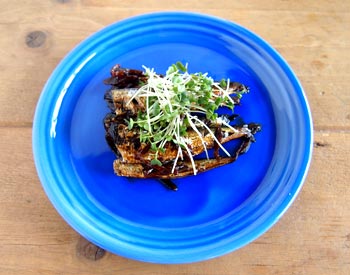 サラダやフルーツはもちろん、パンやケーキ、焼魚や肉料理も映える器です。サイズ:W200×H22mm