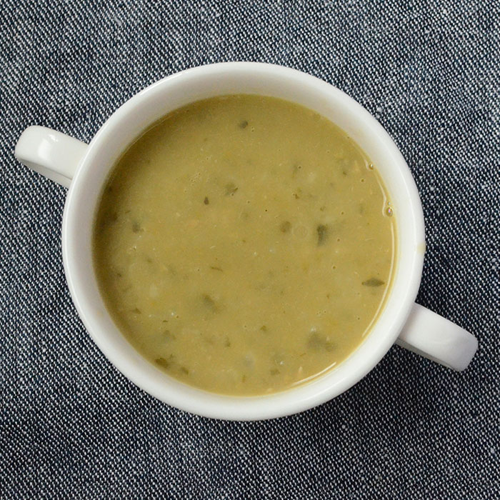 オランダ王国の伝統的な有機エルテン（エンドウ豆）スープ