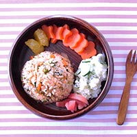 TOMATO畑（とまとばたけ） ケヤキトレーニングプレート （国産品・子ども用） 漆塗装・ウルシ色