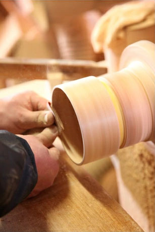 梅沢木材工芸の製品は熟練の職人が手掛けます